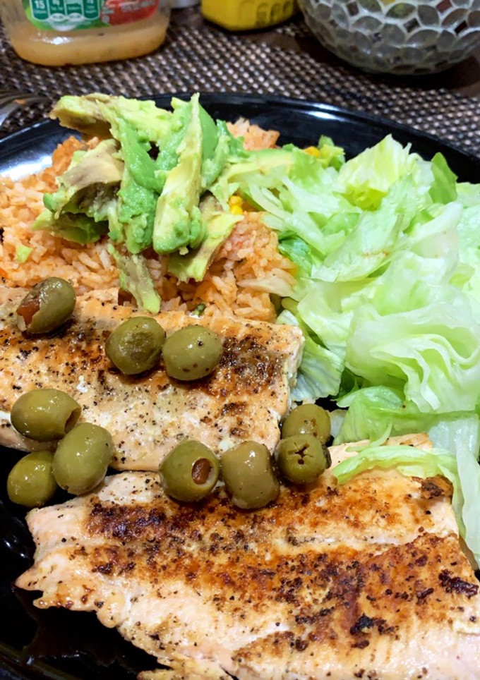 Una foto de Salmón con aceitunas