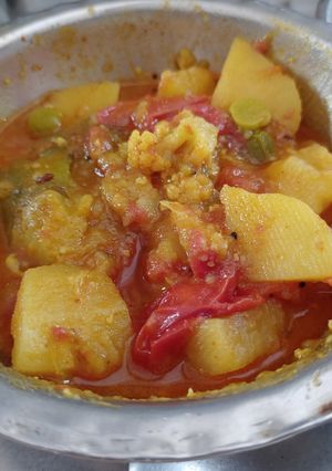 રીંગણા બટાકા નું શાક (Ringna Bataka Shak Recipe In Gujarati) રેસીપી મુખ્ય ફોટો