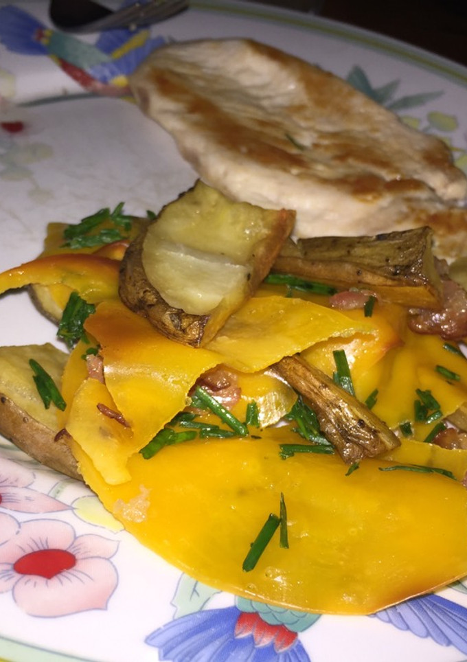 Una foto de Pollo y Papas cuña con Panceta Cheddar y Ciboulette 🍗🥔🥓🧀