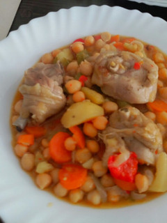 Una foto de Cazuela de garbanzos con pollo