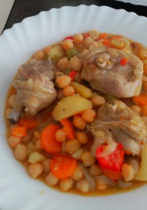 Una foto de Cazuela de garbanzos con pollo