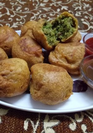 A picture of Peas bonda (mutter vada).