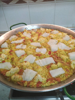 Una foto de Paella de bacalao y coliflor