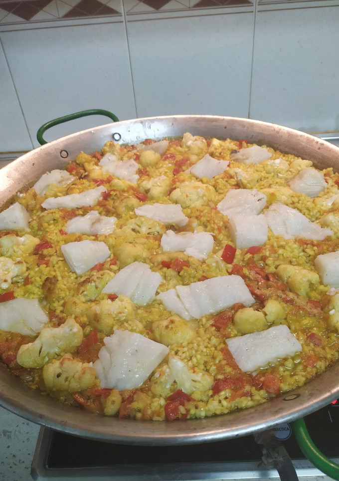 Una foto de Paella de bacalao y coliflor