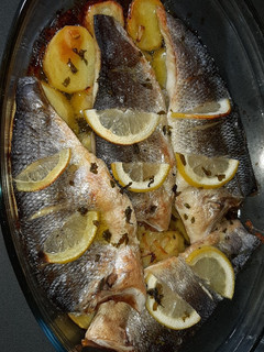 Una foto de Lubina al horno con patatas 🐟 🥔