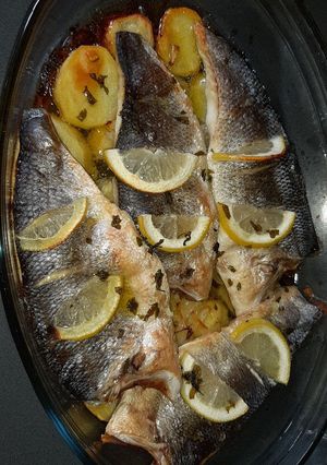 Una foto de Lubina al horno con patatas 🐟 🥔