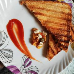 A picture of Grilled corn capsicum sandwich.