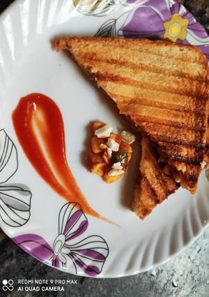 A picture of Grilled corn capsicum sandwich.