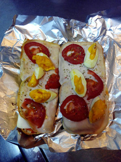 Una foto de Paninis con tomate y huevo duro