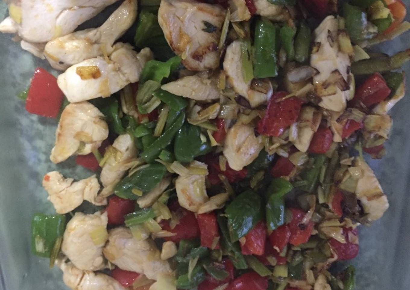 Pisto de pollo con pimientos y espárragos