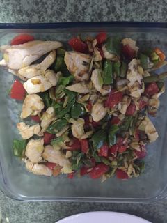Una foto de Pisto de pollo con pimientos y espárragos