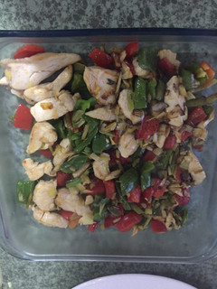 Una foto de Pisto de pollo con pimientos y espárragos