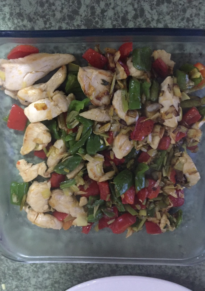 Una foto de Pisto de pollo con pimientos y espárragos