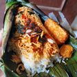 Nasi bakar ayam suwir pedas