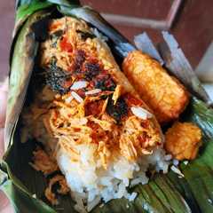 A picture of Nasi bakar ayam suwir pedas.