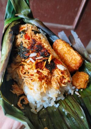 Foto resep Nasi bakar ayam suwir pedas