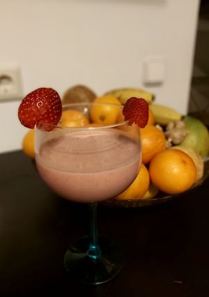O poză a rețetei Smoothie de căpșuni zmeură și banană.