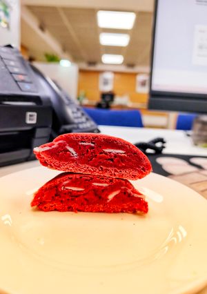Una foto de Galleta Yew York red velvet y chocolate blanco