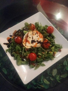 Una foto de Ensalada de cabra con vinagreta de tomate en confitura