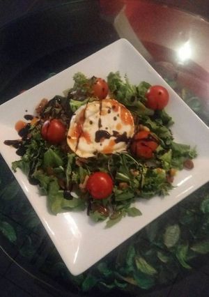 Una foto de Ensalada de cabra con vinagreta de tomate en confitura