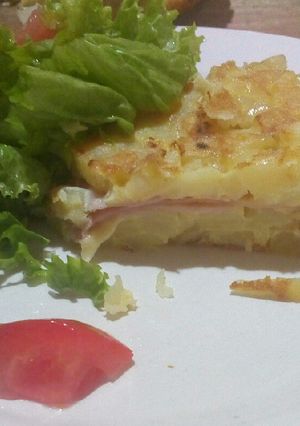Una foto de Tortilla de papa rellena.