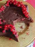 Torta cioccolatosa con ganache e ribes