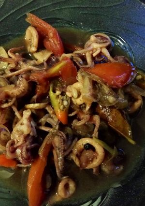 Foto resep Tumis Cumi Item bumbu Iris