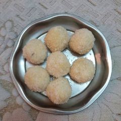 नारियल लड्डू A picture of नारियल लड्डू.