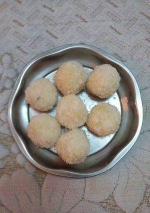 A picture of नारियल लड्डू.