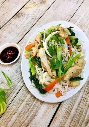 A picture of Stir-Fried Chicken Pho.