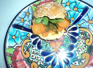 Una foto de Hamburguesa vegana de zanahorias, pepinillos encurtidos picantes a la mexicana