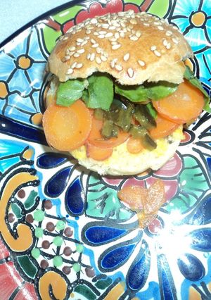 Una foto de Hamburguesa vegana de zanahorias, pepinillos encurtidos picantes a la mexicana