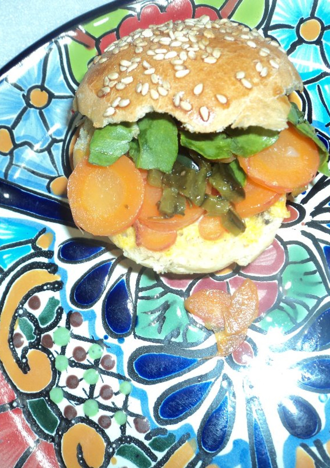 Una foto de Hamburguesa vegana de zanahorias, pepinillos encurtidos picantes a la mexicana
