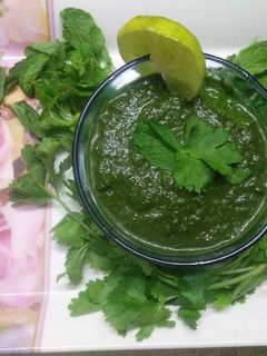पुदीना और धनिये की चटनी (Mint or coriyander chutney recipe in hindi) रेसिपी मुख्य फोटो