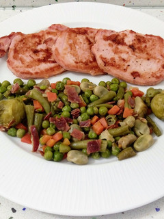 Una foto de Chuletas de Sajonia asadas y salteado de verduras con jamón