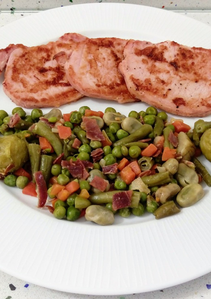 Una foto de Chuletas de Sajonia asadas y salteado de verduras con jamón