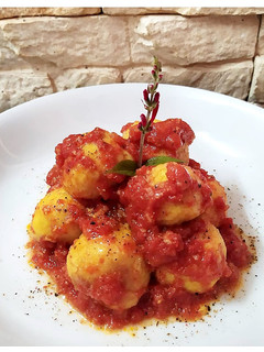 Foto di Polpette di ricotta e curcuma al pomodoro