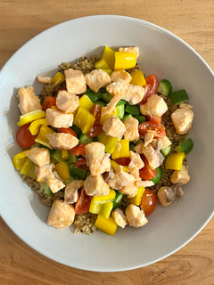 Una foto de 🐟 Ensalada de quinoa con salmón a la naranja 🍊