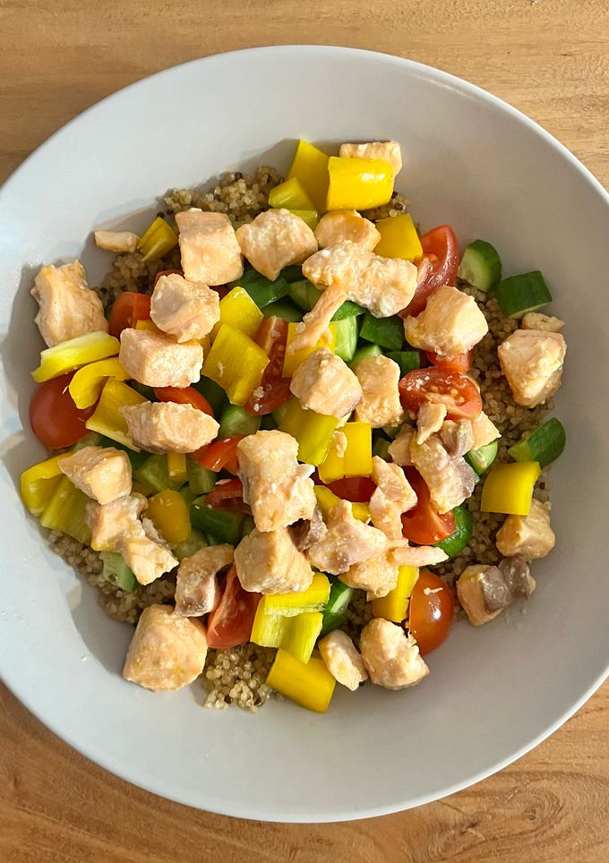 Una foto de 🐟 Ensalada de quinoa con salmón a la naranja 🍊