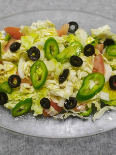 Una foto de Ensalada de col rizada y lechuga