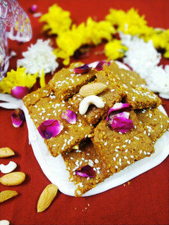 बेसन और तिल की बर्फी(besan aur til ki barfi recipe in hindi) रेसिपी मुख्य फोटो
