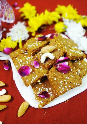 बेसन और तिल की बर्फी(besan aur til ki barfi recipe in hindi) रेसिपी मुख्य फोटो