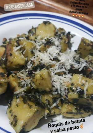 Una foto de Ñoquis de batata al pesto