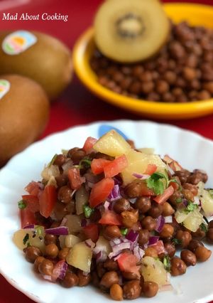 A picture of Healthy Kiwi Kala Chana Chaat (Black Chickpea Salad) – Weight Loss Recipe.