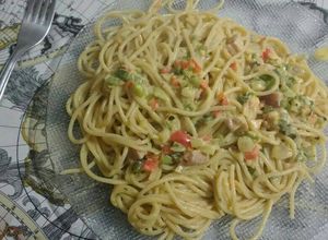 Una foto de Spaghetti integrales /salsa crema vegetales y panceta