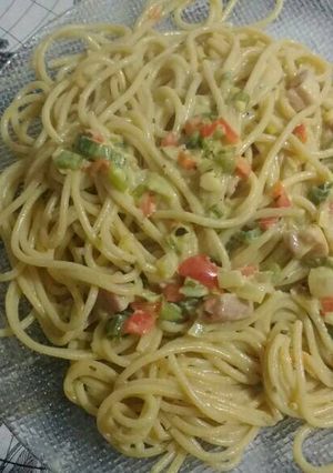 Una foto de Spaghetti integrales /salsa crema vegetales y panceta