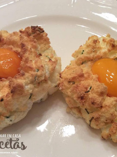 Una foto de Nubes de huevo, parmesano y cebollino