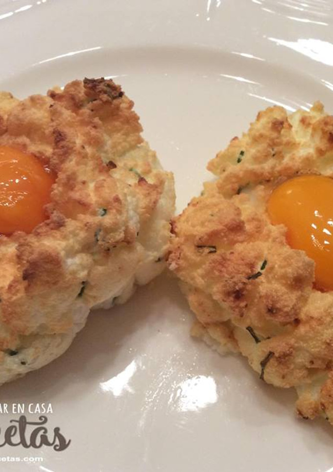 Una foto de Nubes de huevo, parmesano y cebollino