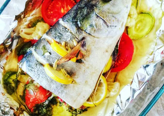 Филе тунца с овощами в духовке
