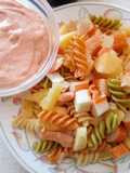 Ensalada de pasta de colores